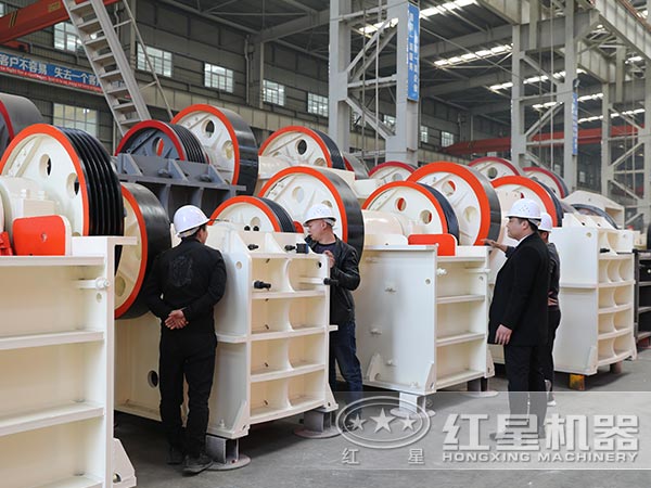 客戶來(lái)廠考察破碎機(jī)設(shè)備