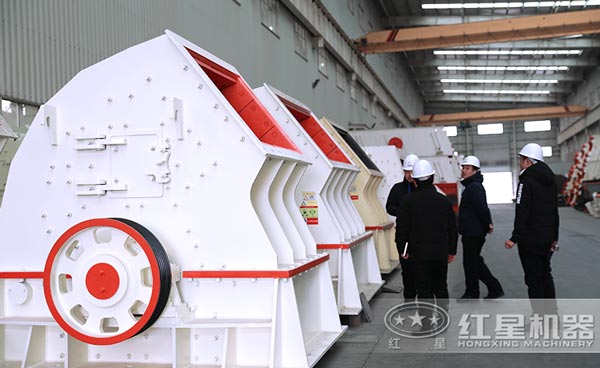 客戶來紅星現(xiàn)場(chǎng)考察錘式打砂機(jī)設(shè)備