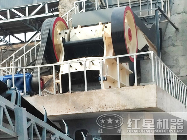 砂石廠PE顎式破碎機(jī)現(xiàn)場(chǎng)作業(yè)