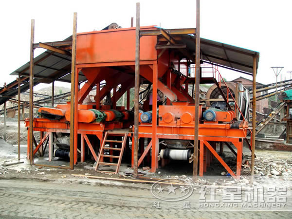 對(duì)輥破碎機(jī)客戶現(xiàn)場