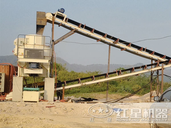 制砂機現(xiàn)場作業(yè)圖
