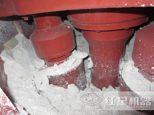 白云石磨粉，磨粉機內(nèi)部