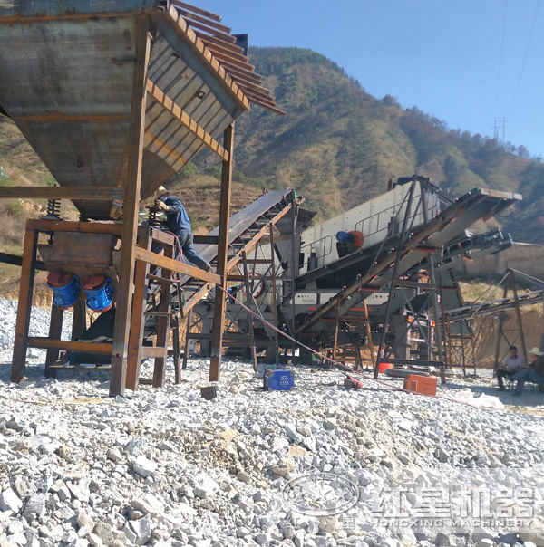 200多噸青石移動式碎石機(jī)現(xiàn)場