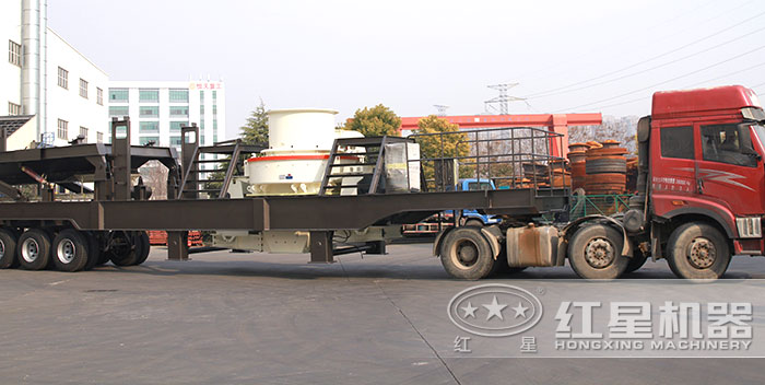 將要開往施工現(xiàn)場(chǎng)的移動(dòng)石頭制砂機(jī)
