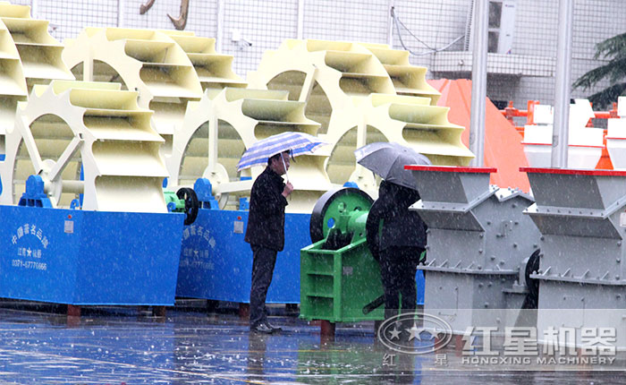 客戶(hù)冒雨參觀選購(gòu)大型洗砂機(jī)