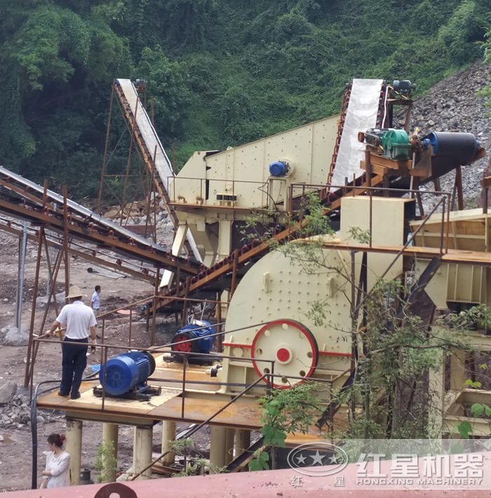 重錘式破碎機(jī)作業(yè)現(xiàn)場