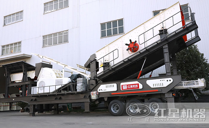 大型移動(dòng)破碎站搭載重錘式破碎機(jī)