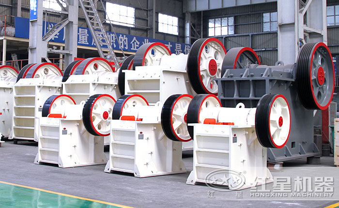 各種型號(hào)顎破機(jī)，顎破生產(chǎn)車間